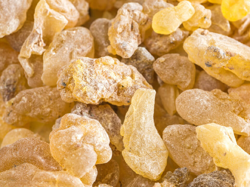 Natural Pharmaceuticals Movisan™ Collagen II Natūralūs džiovinti smilkalų dervos gabalėliai su skirtingomis tekstūromis ir geltonais atspalviais.