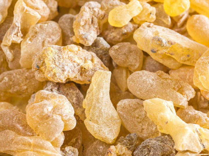 Natural Pharmaceuticals Movisan™ Collagen II Džiovinti dervos gabalėliai, turintys gelsvą ir rusvą atspalvį bei natūralią tekstūrą.