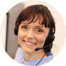 Natural Pharmaceuticals Movisan™ Collagen II Moteris su ausinėmis ir mikrofonu, dirbanti klientų aptarnavimo srityje.