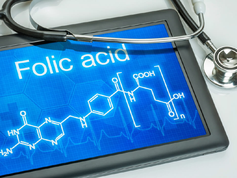 Natural Pharmaceuticals Movisan™ Collagen II Planšetiniame kompiuteryje rodoma folio rūgšties cheminė formulė su stetoskopu medicinos kontekste.