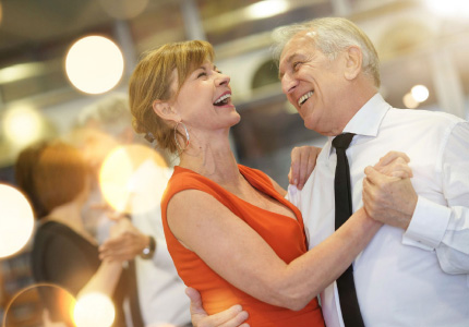 Natural Pharmaceuticals Movisan™ Collagen II Vyresnių žmonių pora šoka ir džiaugiasi drauge vykstančiame renginyje.